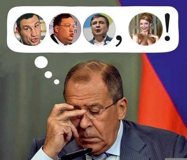 Сергей Лавров сидит, задумавшись, с рукой у лица. Над его головой облако мыслей с портретами Виталия Кличко, Михаила Саакашвили и Юлии Тимошенко, которая изображена обнаженной.