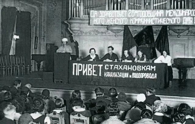 ДА ЗДРАВСТВУЕТ 26-я ГОДОВЩИНА МЕЖДУНАРОДНОГО ЖЕНСКОГО КОММУНИСТИЧЕСКОГО ДНЯ! ПРИВЕТ СТАХАНОВКАМ КАНАЛИЗАЦИИ И ВОДОПРОВОДА