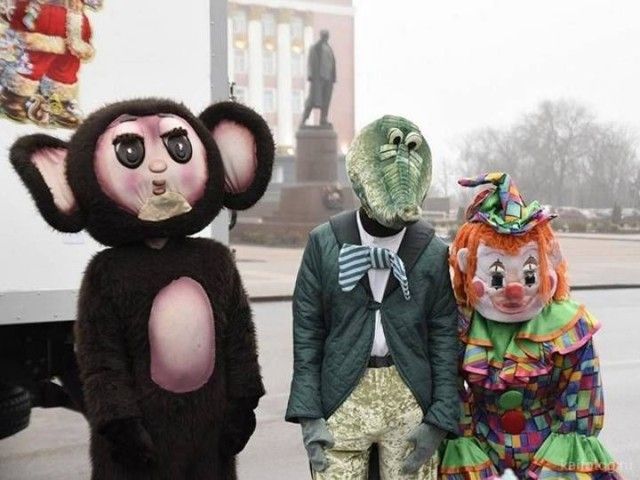 Страшные ростовые куклы Чебурашки, крокодила Гены и клоуна на улице