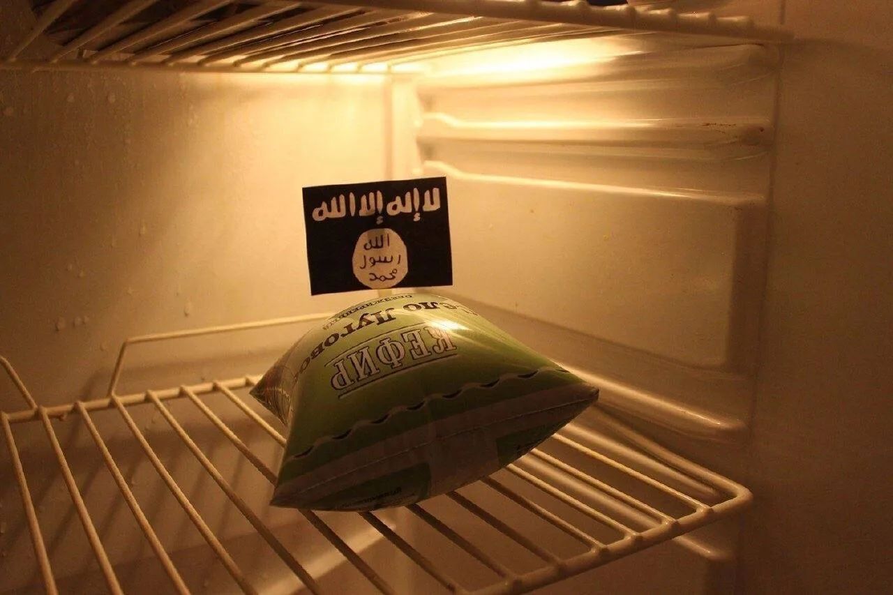 Кефир. Флаг с арабской вязью: «Нет бога, кроме Аллаха, и Мухаммад — пророк его»