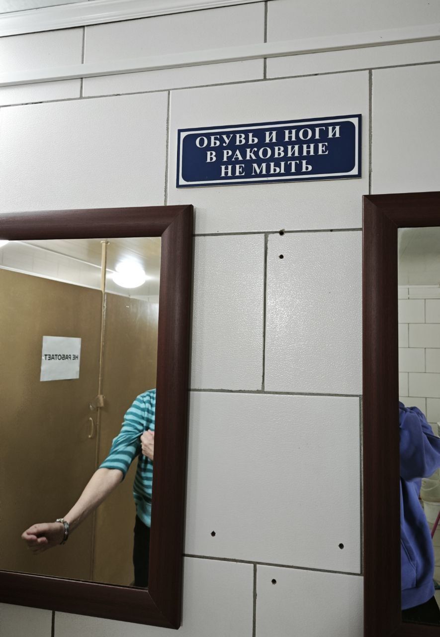 ОБУВЬ И НОГИ В РАКОВИНЕ НЕ МЫТЬ. НЕ РАБОТАЕТ.