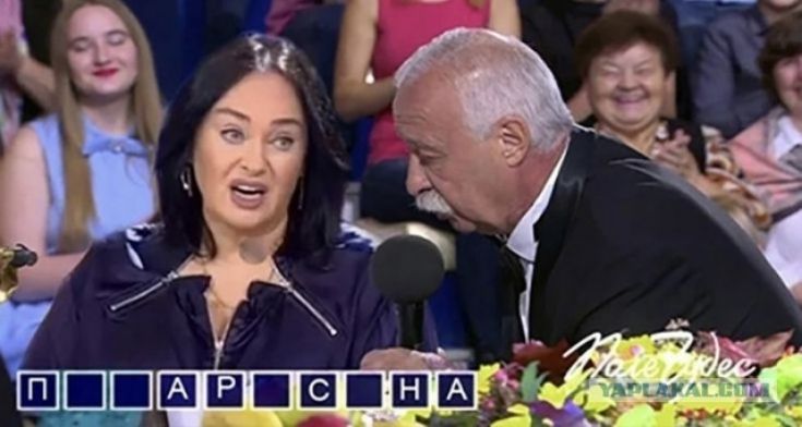 На экране видны буквы П _ _ А Р С Н А. Женщина говорит в микрофон, рядом мужчина. Внизу логотип Поле Чудес и YAPLAKAL.COM.