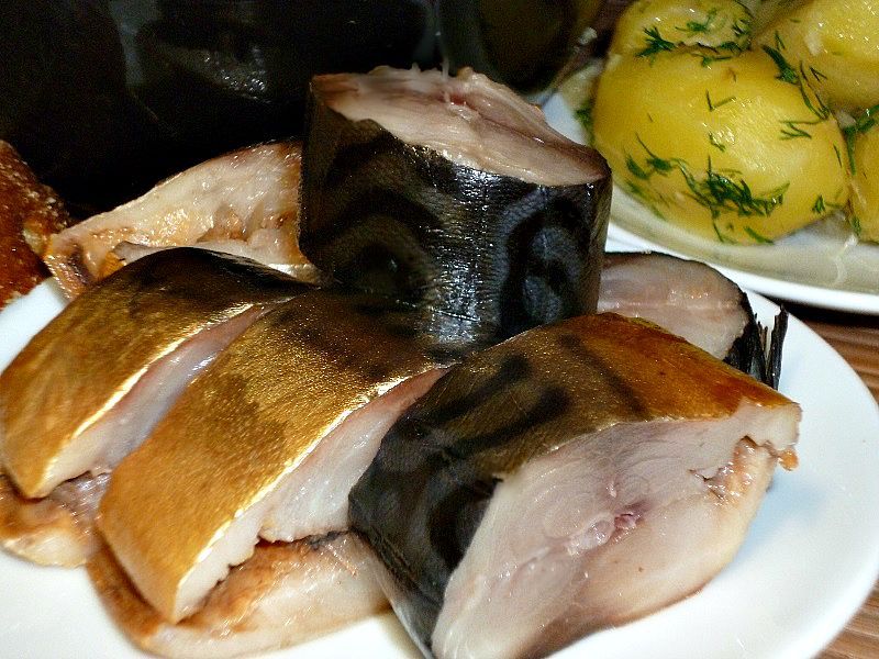 нарезка копченой скумбрии с отварным картофелем