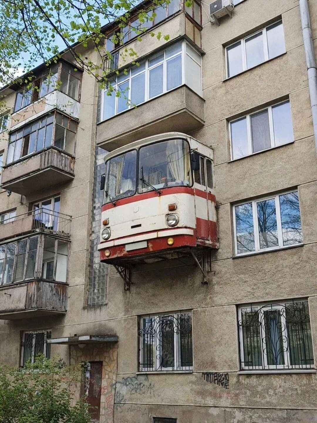Нет текста на экране и речи в видео.