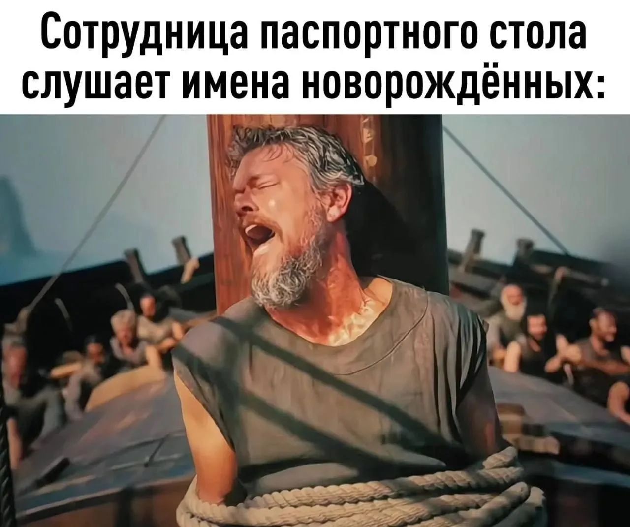 Сотрудница паспортного стола слушает имена новорождённых: