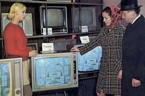 Покупатели в советском магазине выбирают телевизор