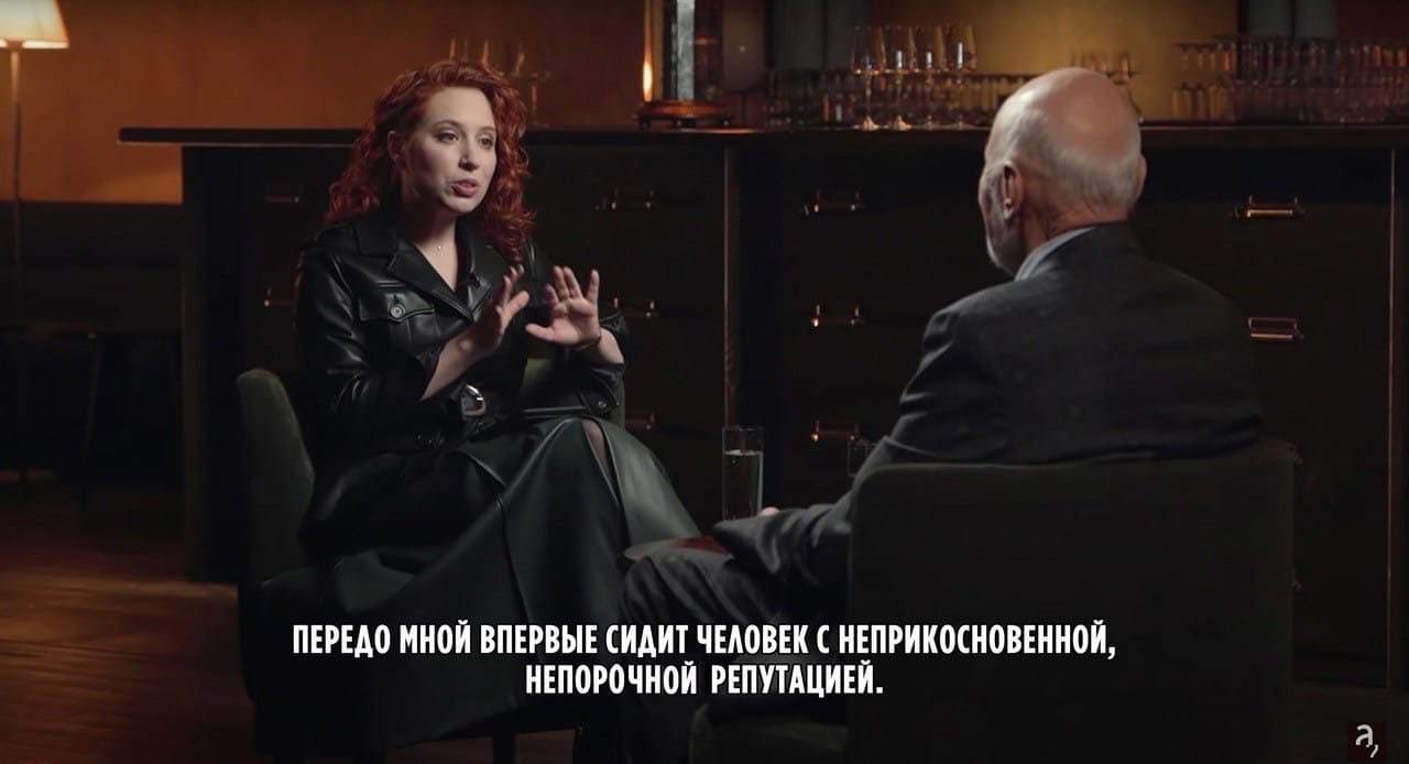 Г д ЫЗТЙ ПЕРЕА0 МН0Й ВПЕРВЫЕ СИАИТ ЧЕЮВЕКС НЕПРИКОСН08ЕНН0Й НЕП0Р0ЧН0Й РЕПУТАЦИЕЙ и