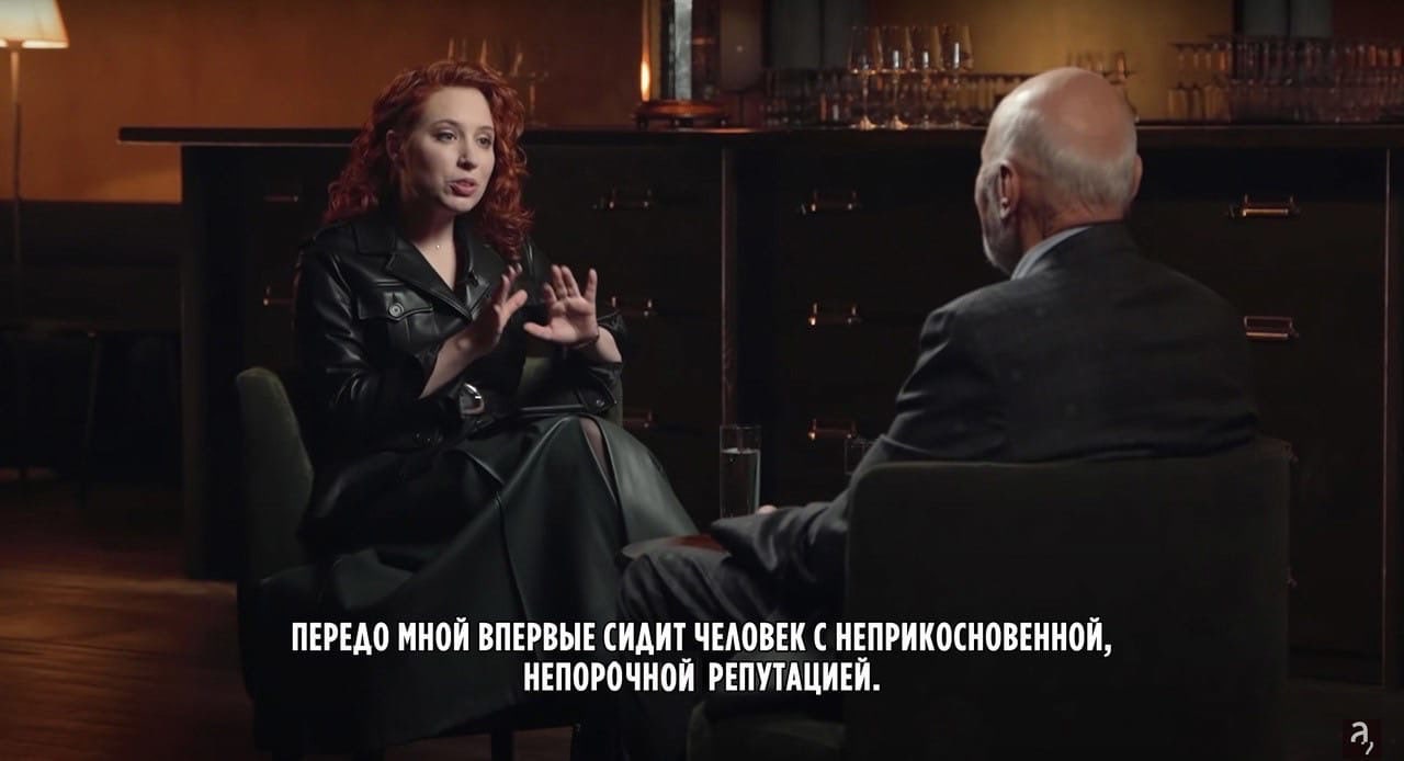 ЖЗм_г ПЕРЕА0 мной ВПЕРВЫЕ СИДИТ ЧЕМЗВЕКС НЕПРИКОСНШЗЕННОЙ НЕП0Р0ЧН0Й РЕПУТАЦИИ Я