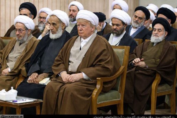 Группа религиозных лидеров в традиционных нарядах на собрании