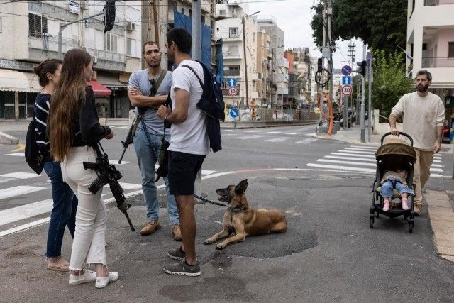 Группа людей на перекрестке возле лежащей собаки и ребёнка в коляске