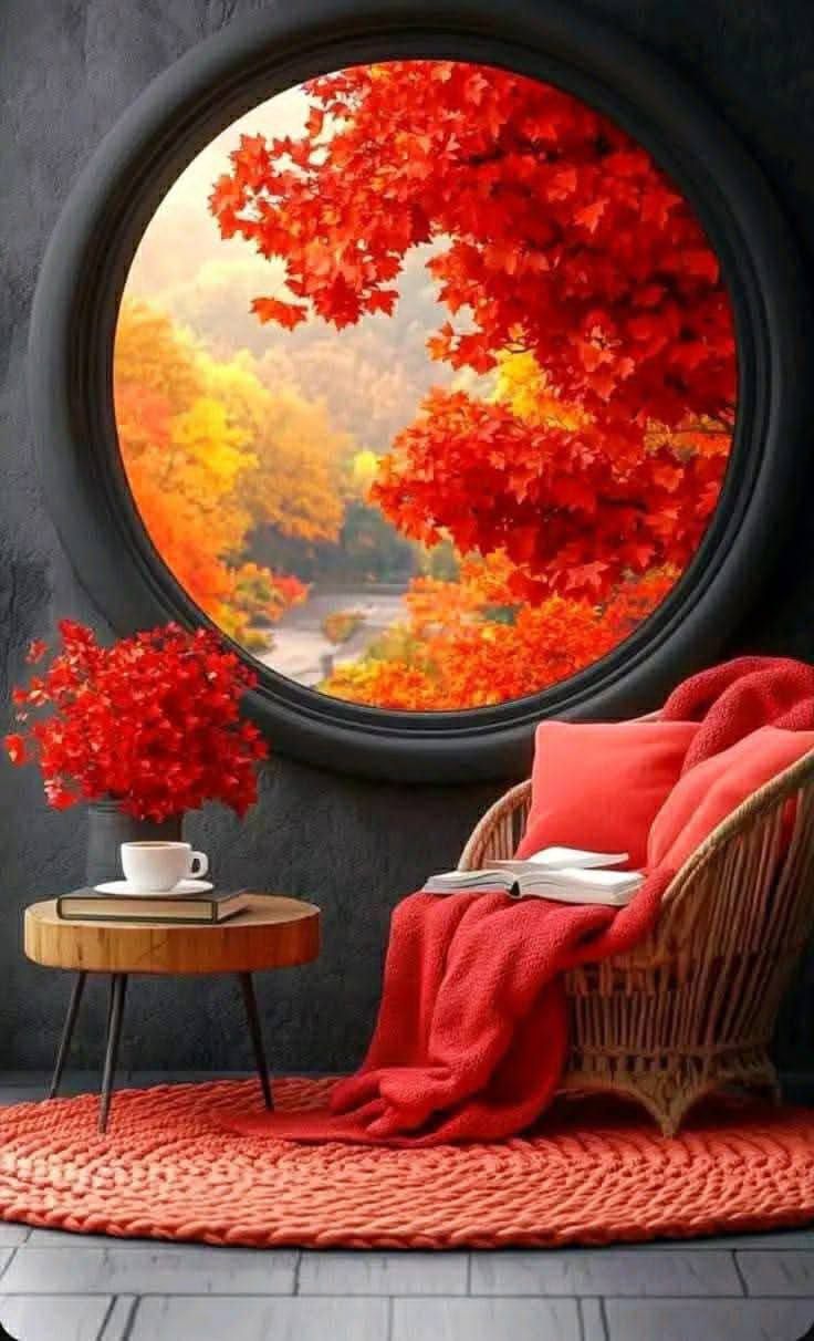 Уютный интерьер с яркими осенними листьями за круглым окном