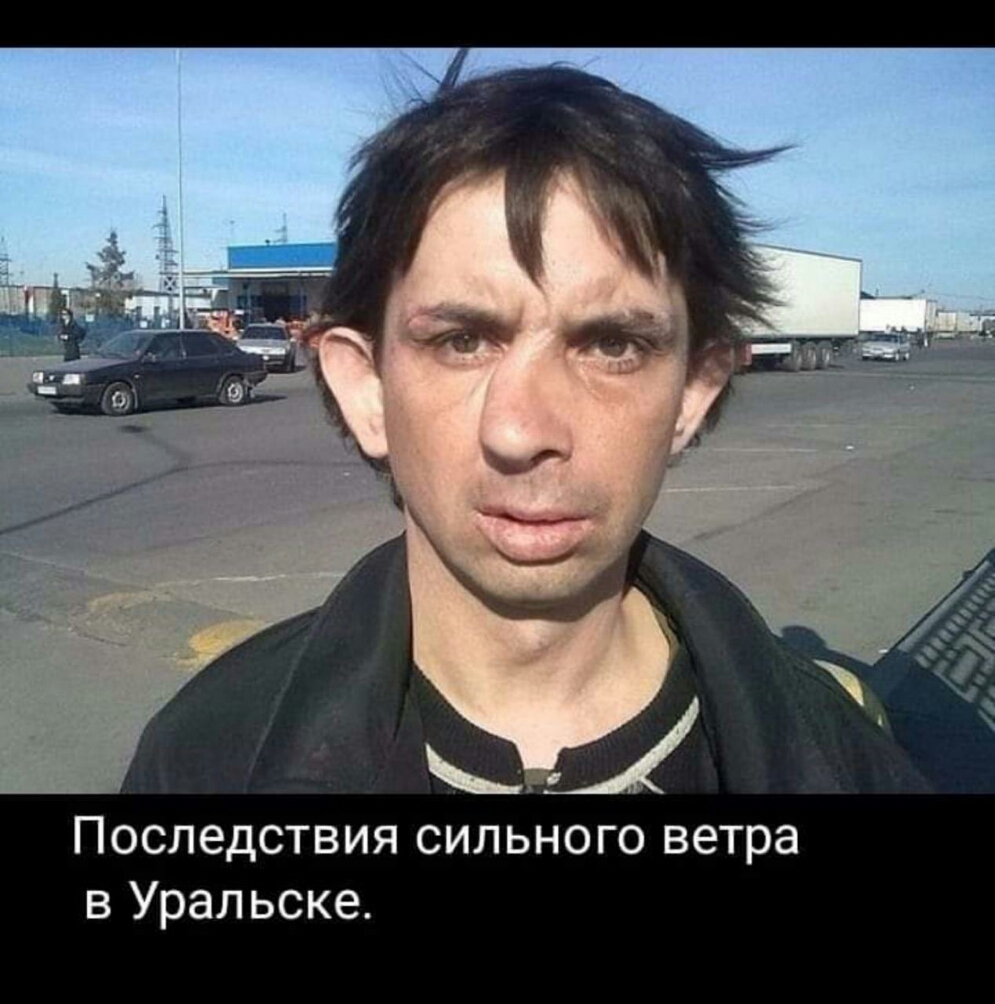 Последствия сильного ветра в Уральске