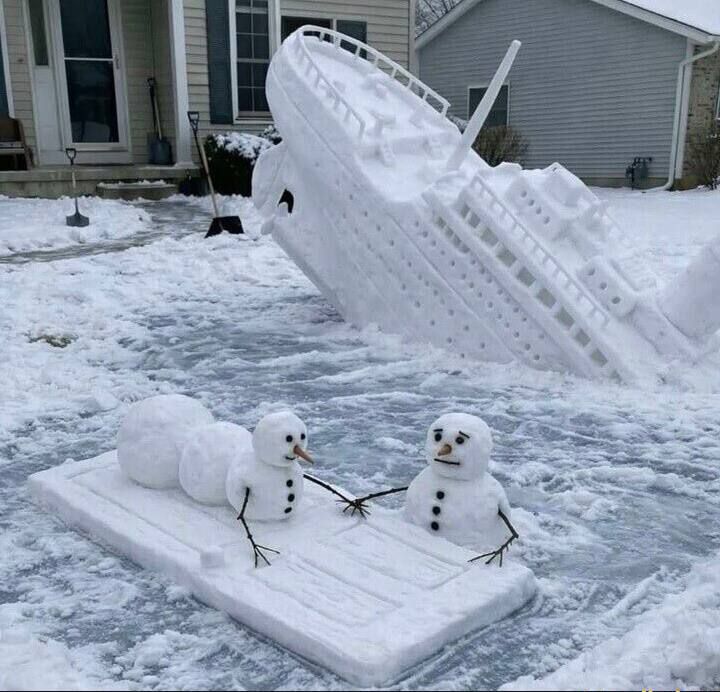 Сломанный снежный корабль на фоне дома и два снеговика на ледяной платформе.