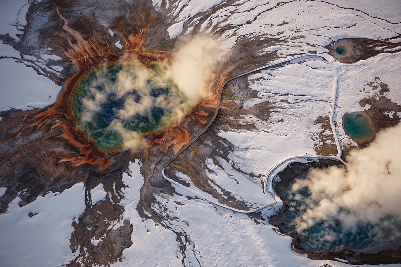 Гейзеры и горячие вулканические озера с паром