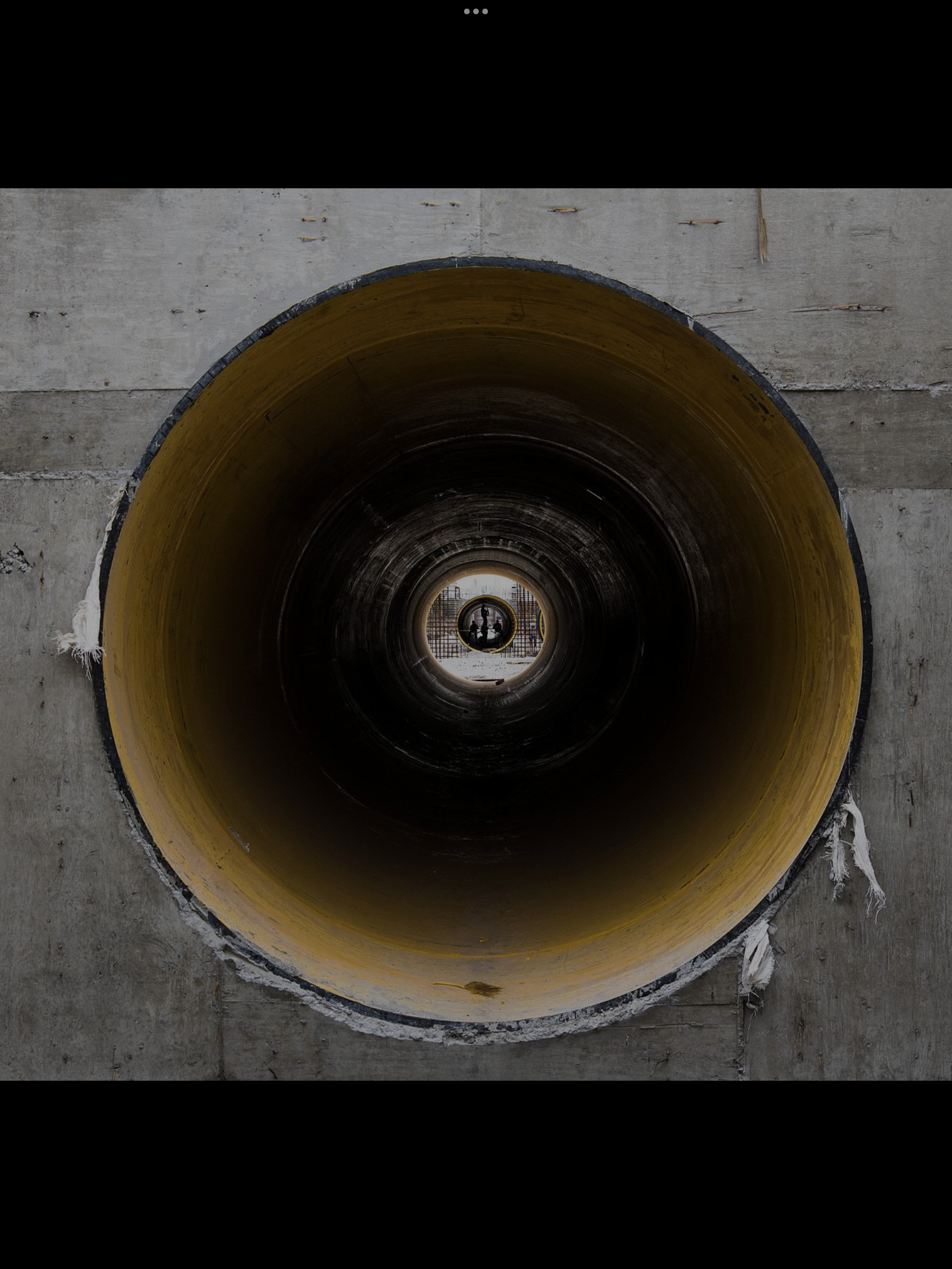 втулка трубы, вид внутрь вдоль цилиндра к дальнему свету