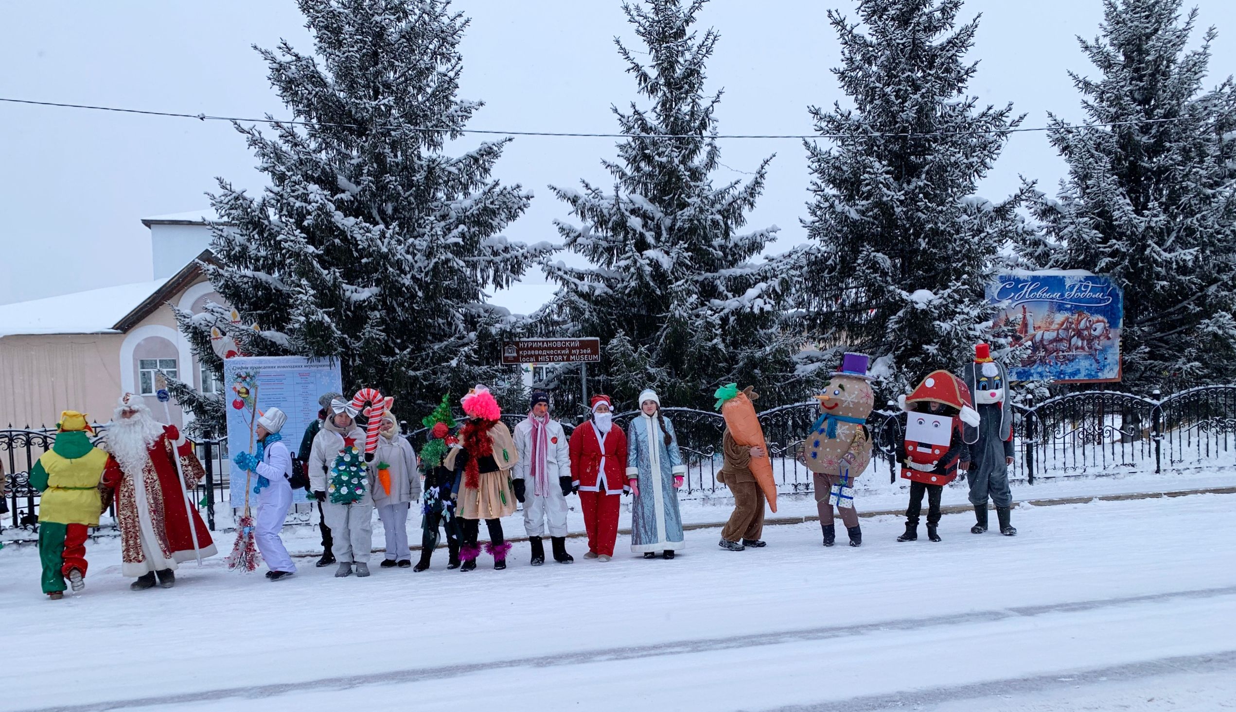 Группа людей в зимних костюмах на снегу в параде/мероприятии