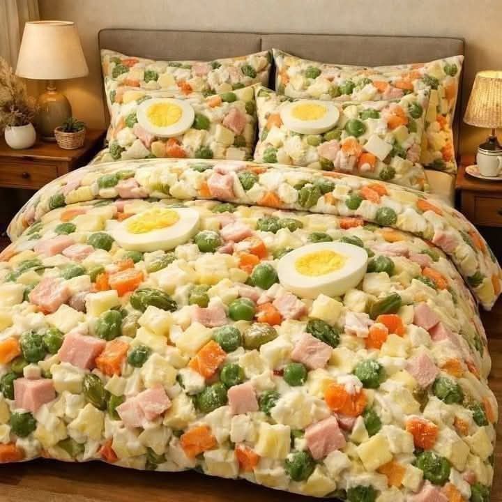Кровать с покрывалом и наволочками, украшенным рисунком из кубиков овощей и яиц, выглядит как салат.