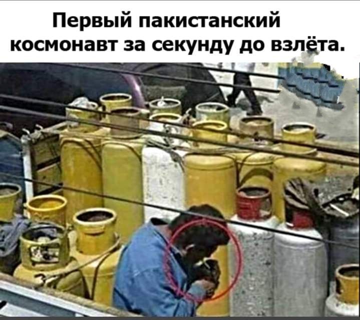 Первый пакисгаиский космонавт за секунду до взлёта