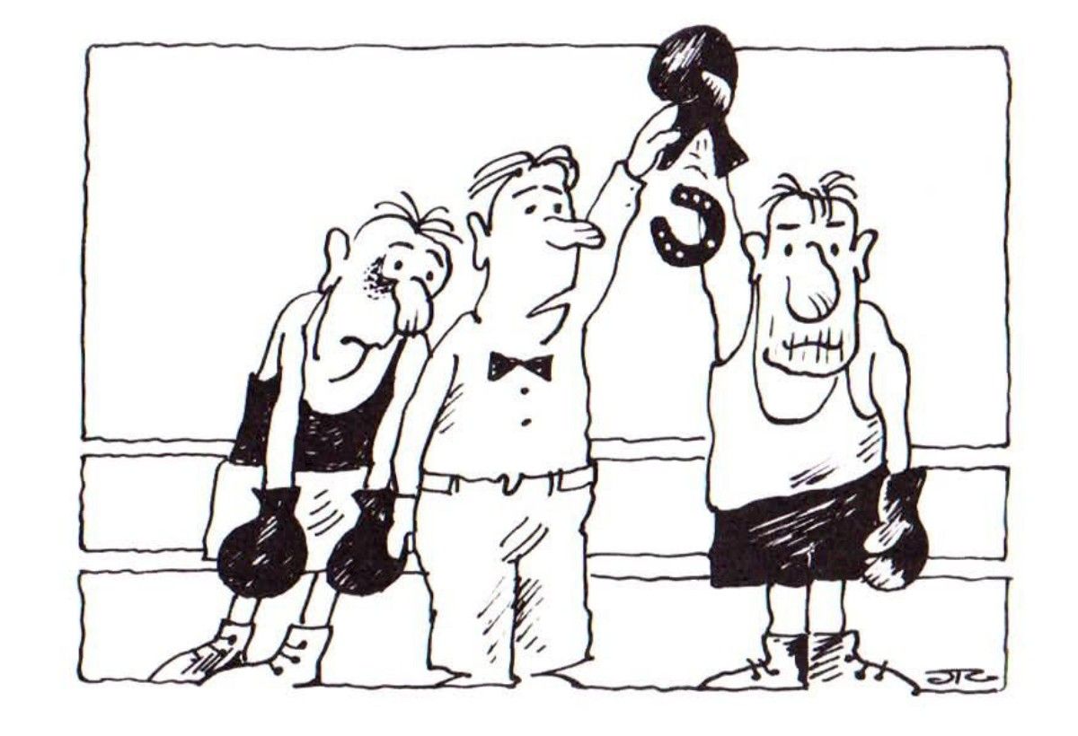 Карикатура: трое мужчин в боксерском зале возле ринга, один поднимает руки победителя.