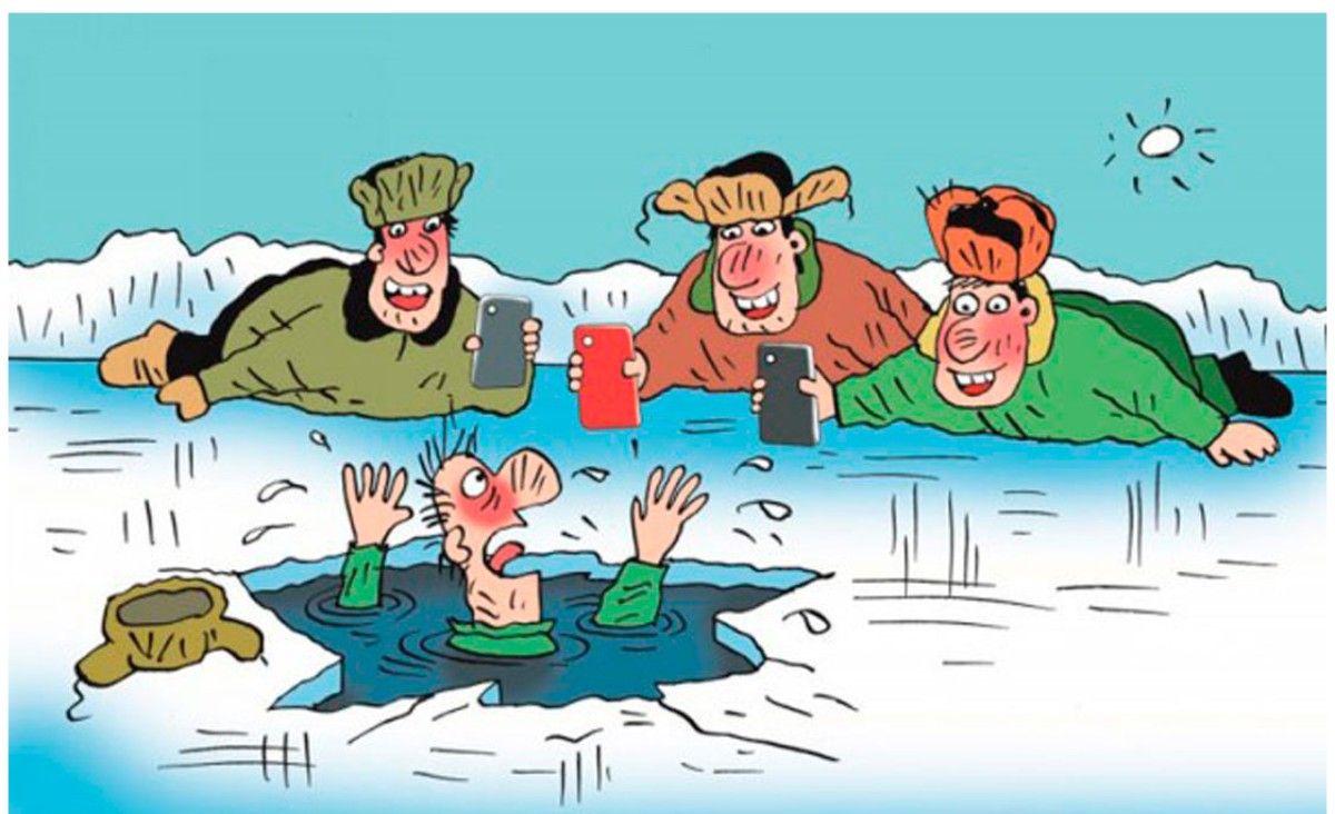 Три мужчины на льдине снимают происходящее в телефоны, человек держится за лед в воде.