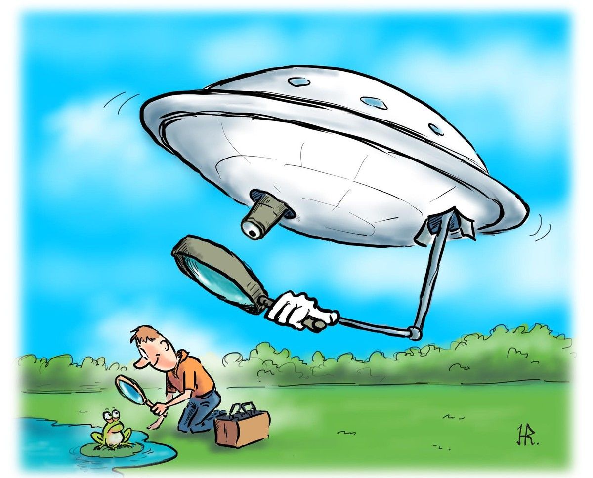 Карикатура: человек с лупой изучает лягушку у пруда, сверху зависает НЛО.