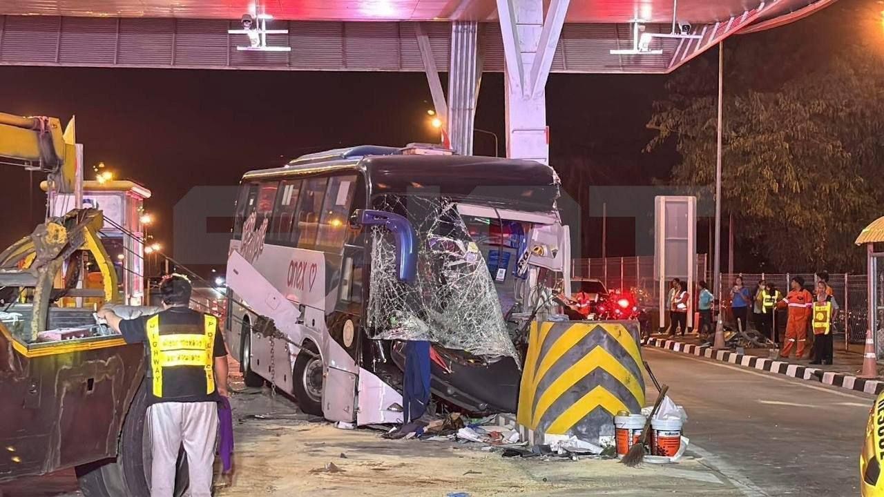 ночная авария: разбитый автобус на боковой дороге с пострадавшими и экипажем рядом