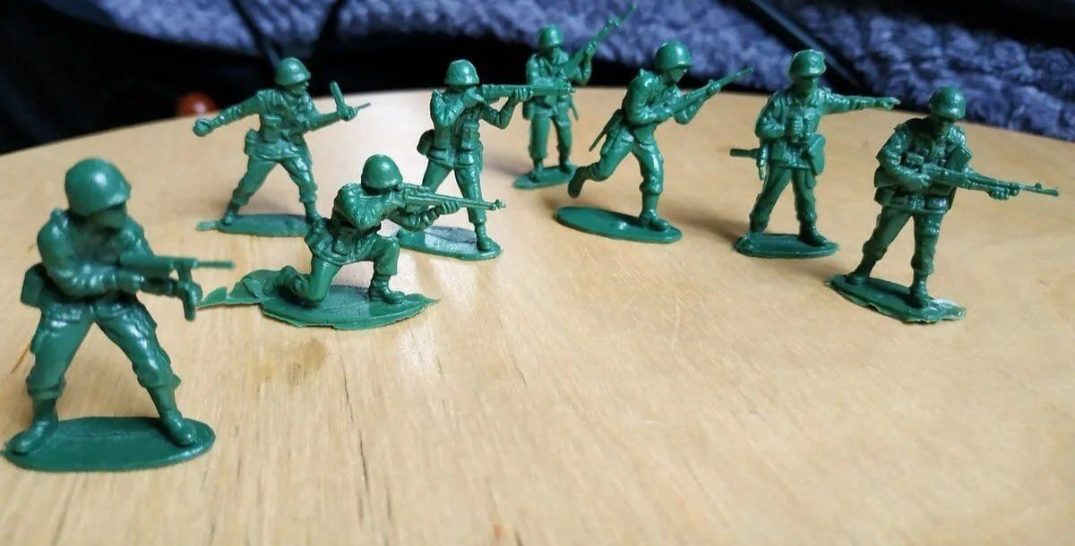 Набор пластиковых армейских солдат на столе