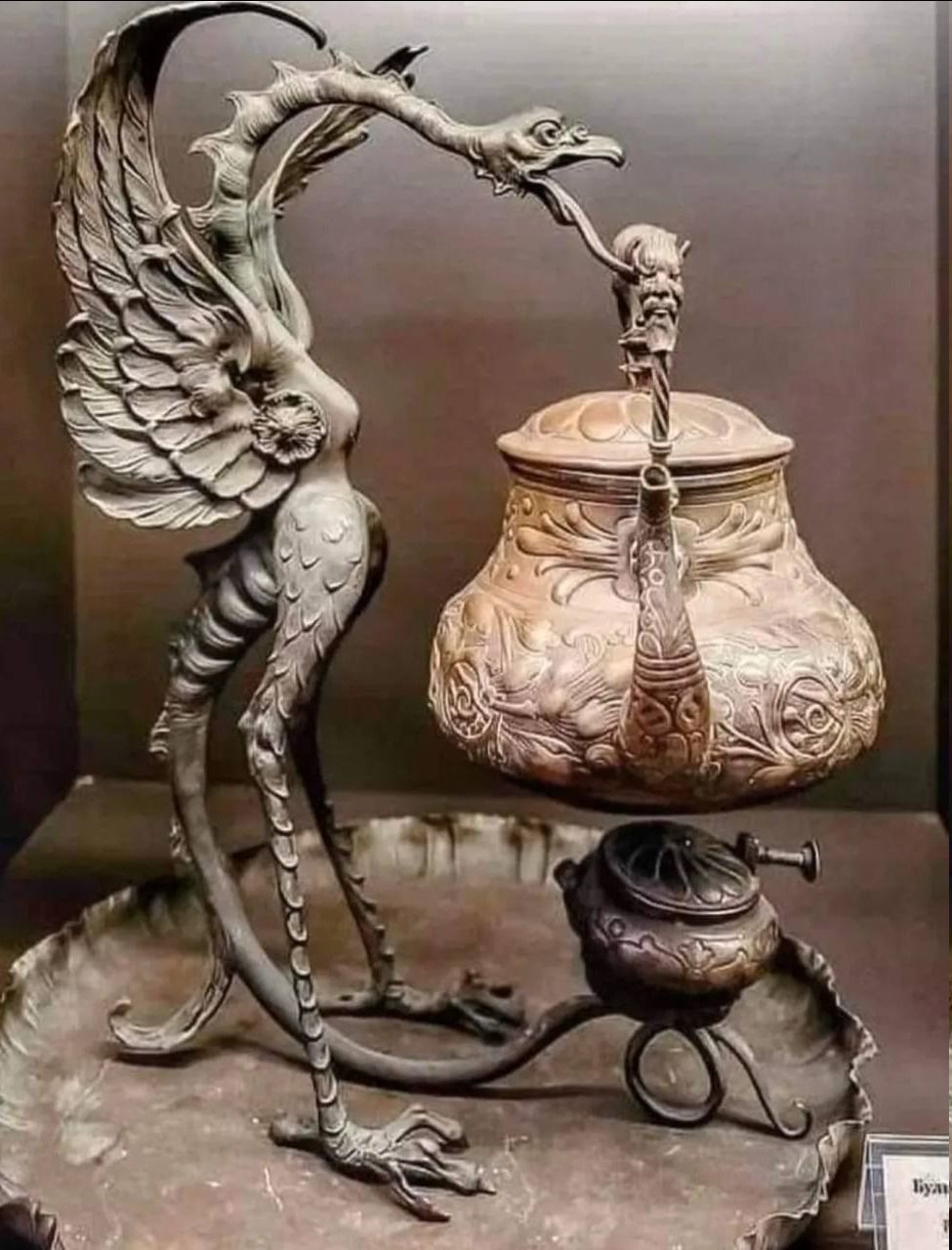 Декоративная кувшин-урна с крылатым существом на подставке