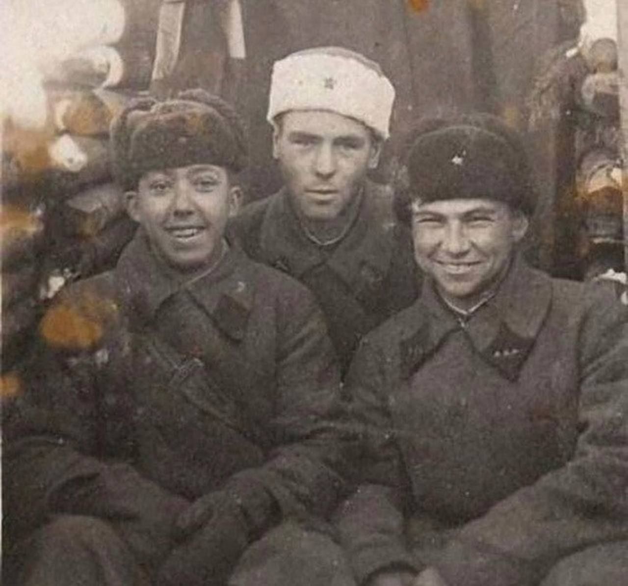 Фото трёх солдат в военной форме на снимке