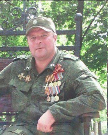 Мужчина в военной форме с множеством медалей на груди