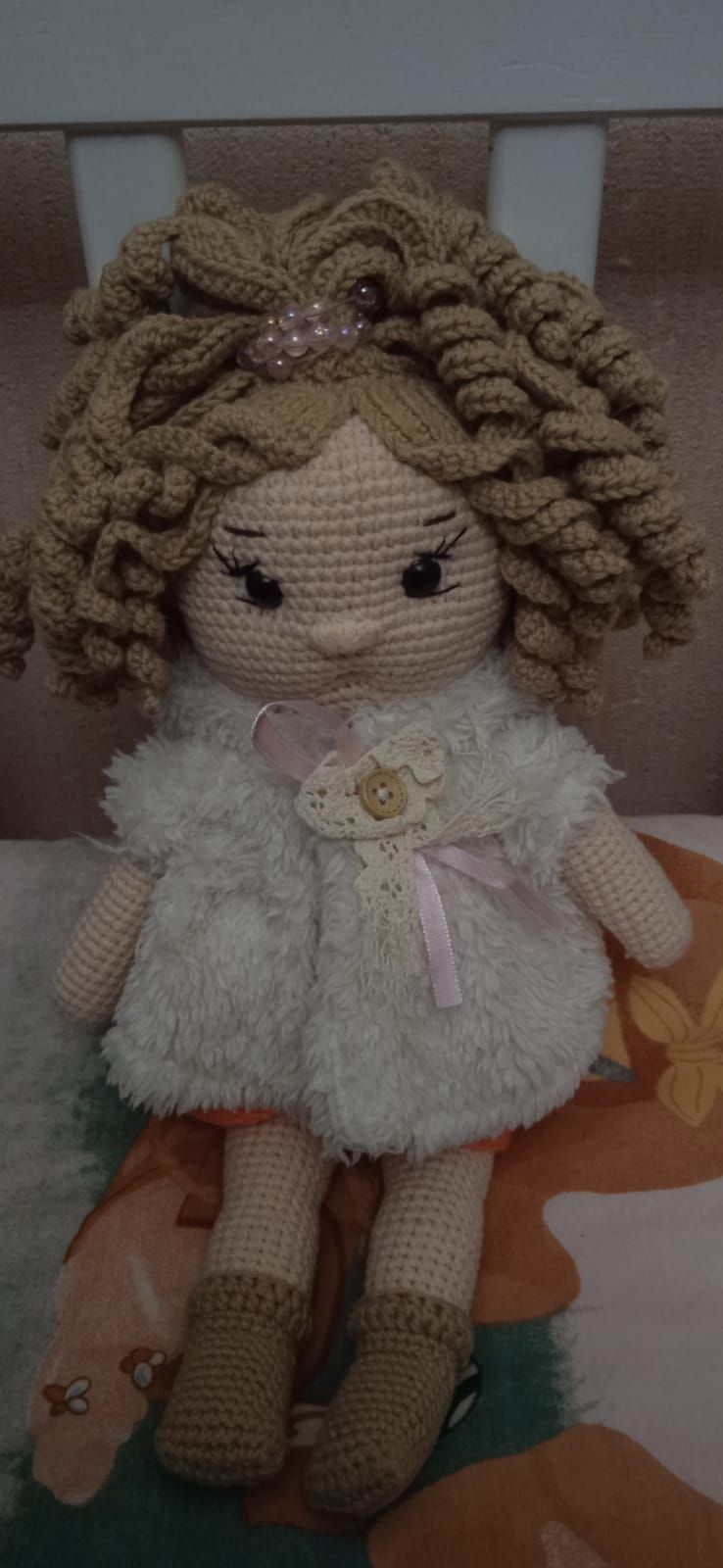 Вязаная кукла-сувенир с руками-ногами и прической из пряжи