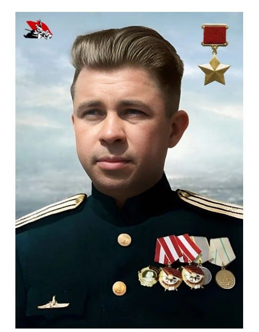 Мужчина в военной форме с медалями на груди