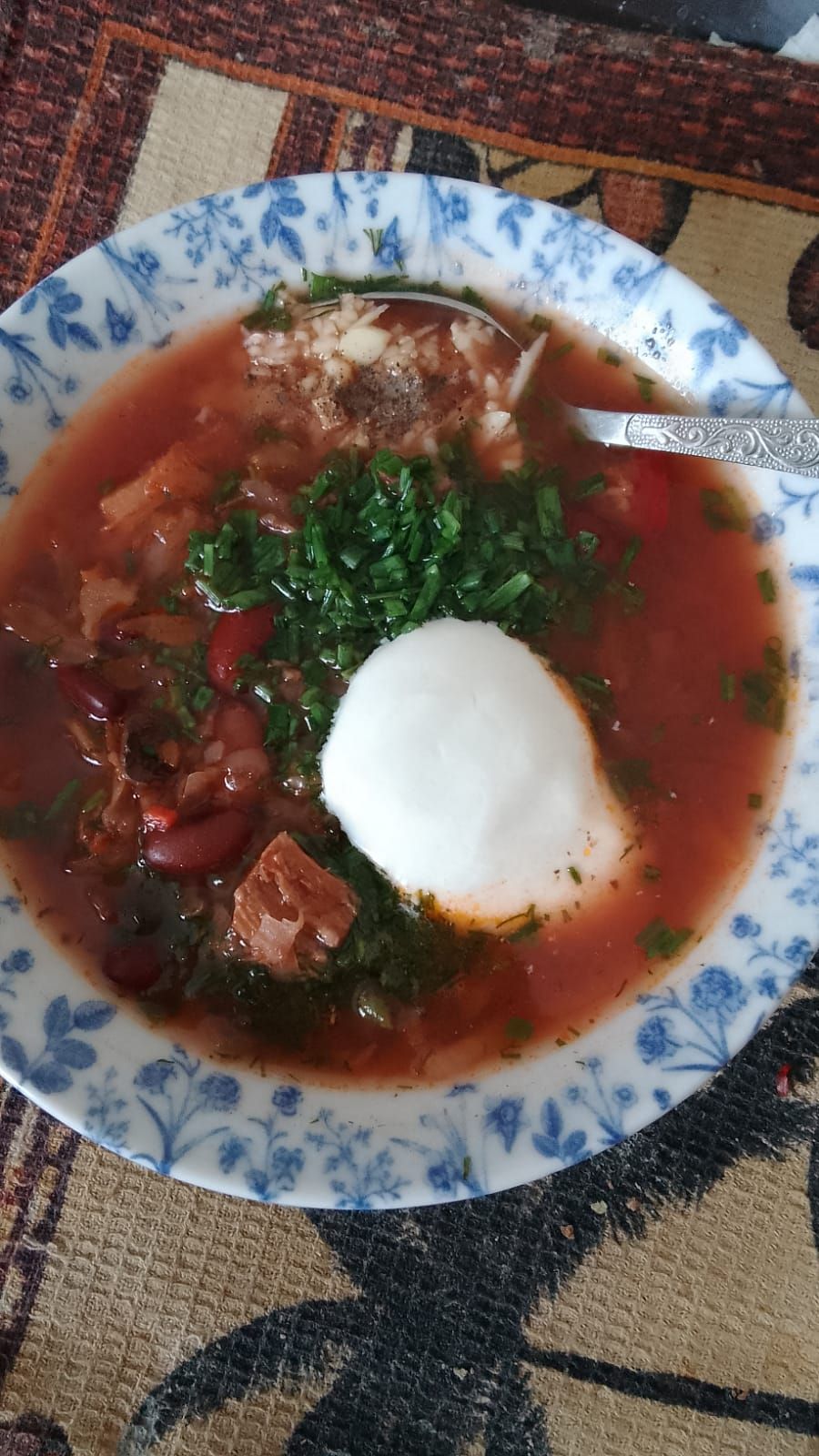 Суп с зеленью и яйцом-пашот на тарелке