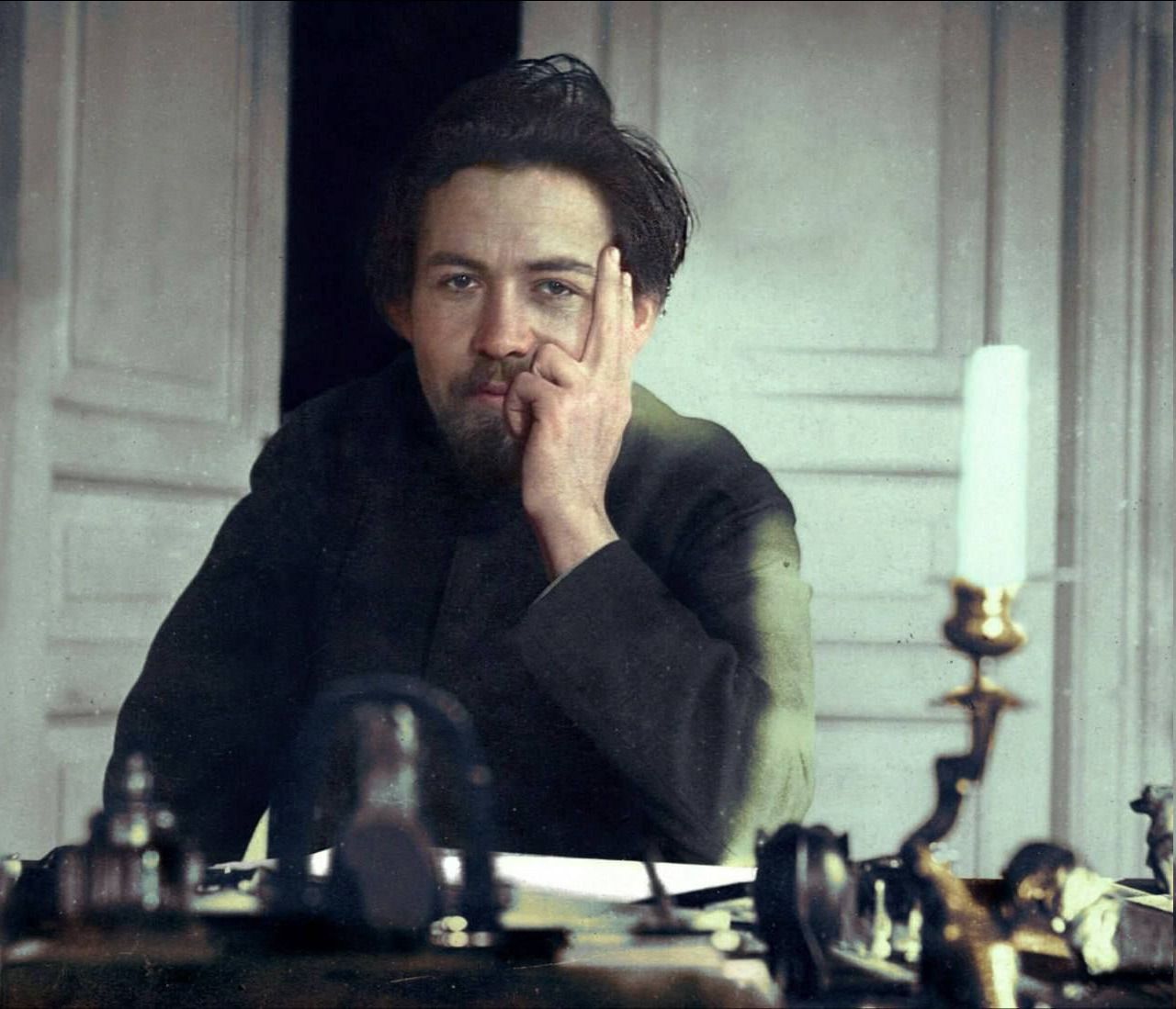 Мужчина за письменным столом в ретро-обстановке