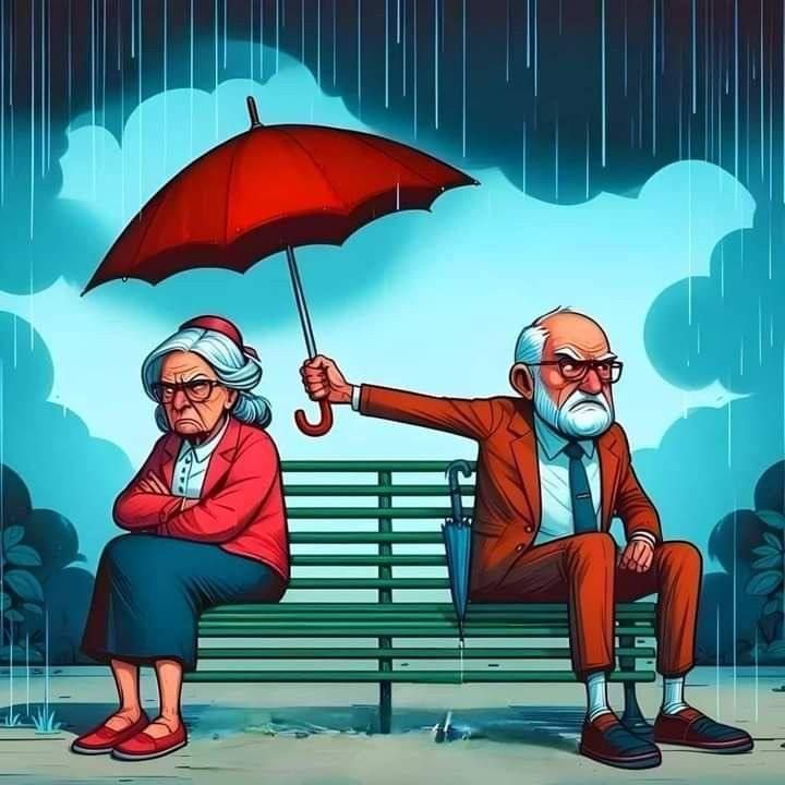 Старый мужчина держит зонт над старушкой в дождь на лавочке.