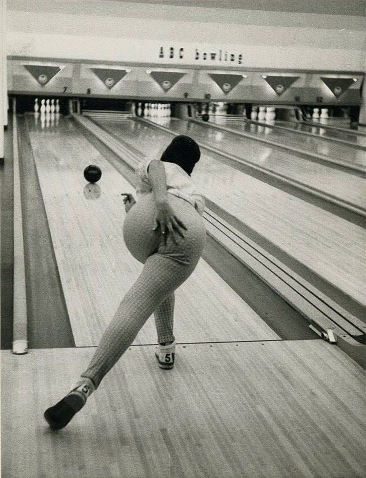 Черно-белая фотография боулинг-аллеи: женщина в эффектной позе