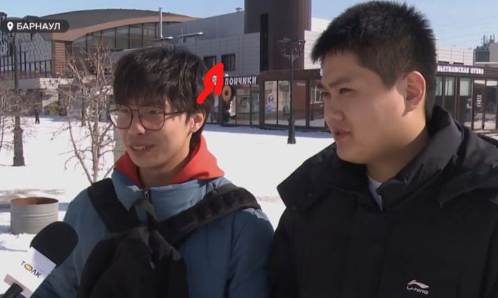 На экране виден текст 'БАРНАУЛ', 'ТОЛК', 'ПОНЧИКИ', 'LI-NING'. В кадре интервью с двумя мужчинами, предположительно, о жизни или впечатлениях в городе.