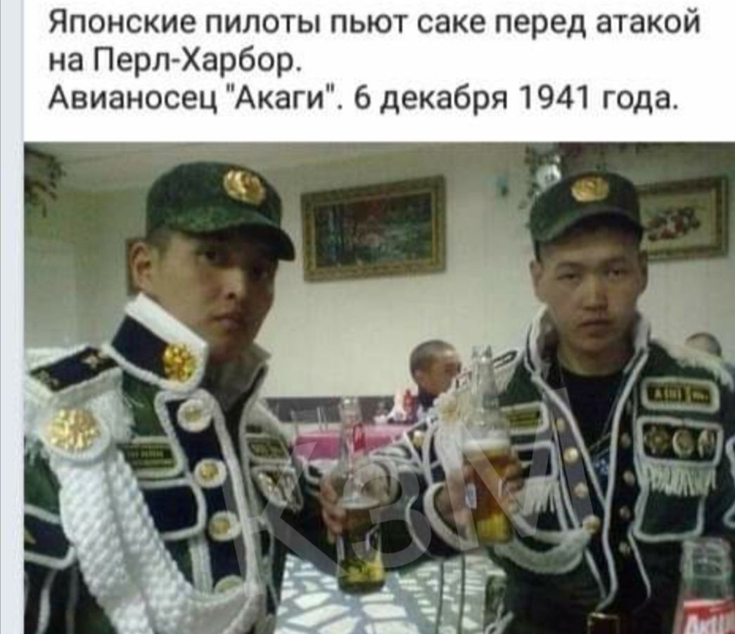 Японские пилоты пьют саке перед атакой на Перл Харбор Авианосец Акаги 6 декабря 1941 года