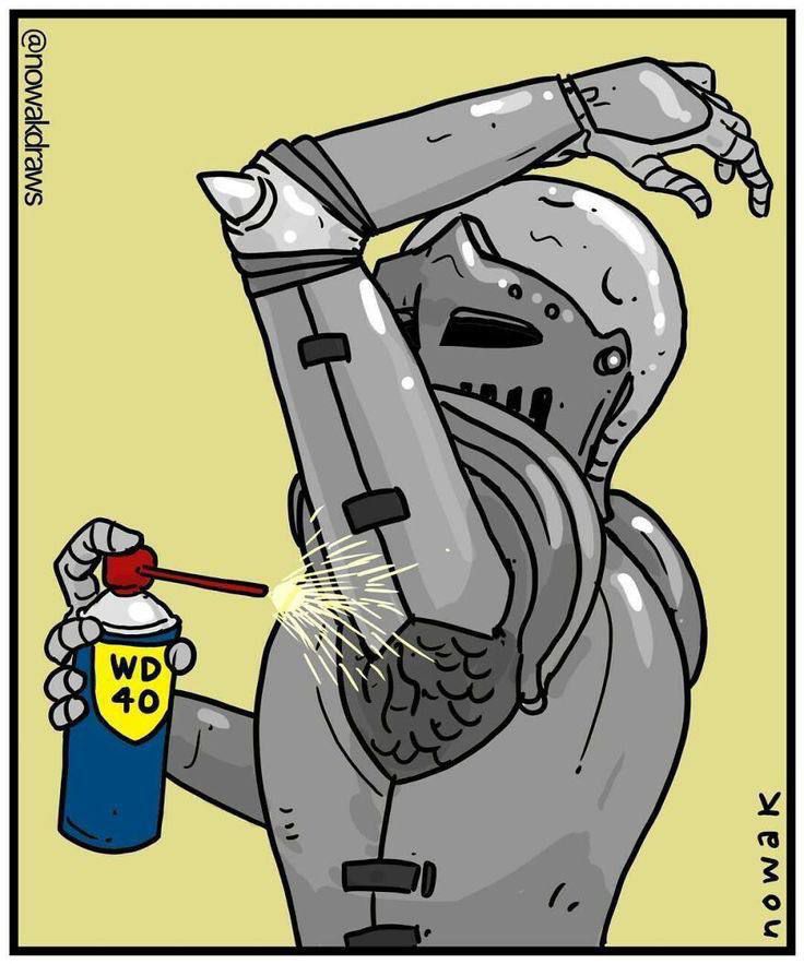 Мужчина в доспехах распыляет WD-40 под мышку.