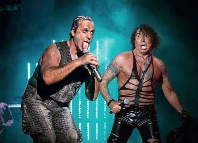 Два рок-исполнителя на сцене во время выступления.