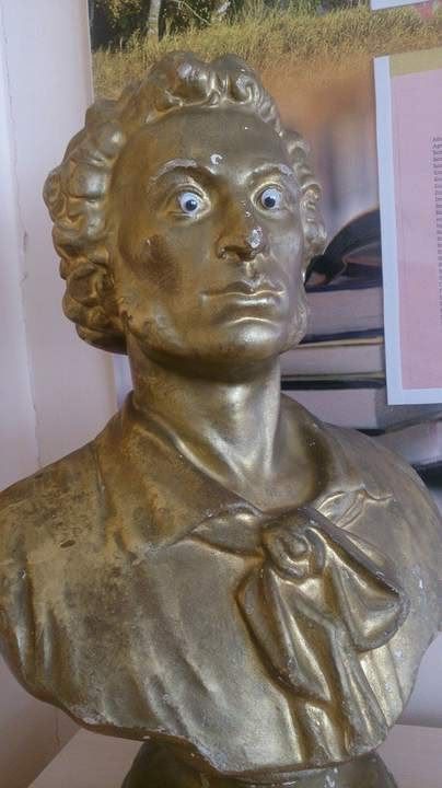 Золотая бронзовая статуя с навесными необычно большими глазами