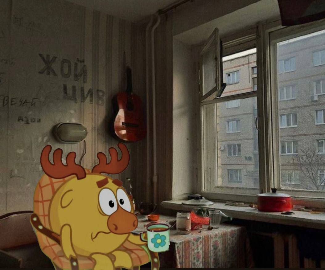 Комическая cartoon-животное в комнате у окна с гитарой и кубиками на столе