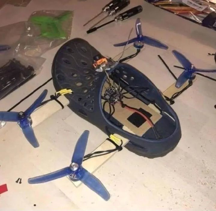 Квадрокоптер с несобранными пропеллерами и корпусом на столе