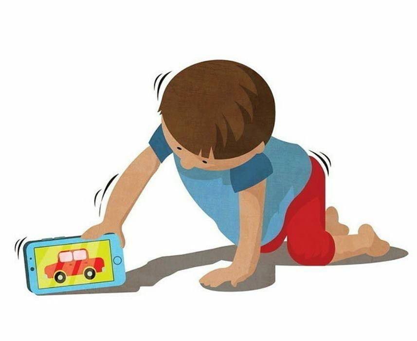 Ребёнок играет на планшете с изображением машины.