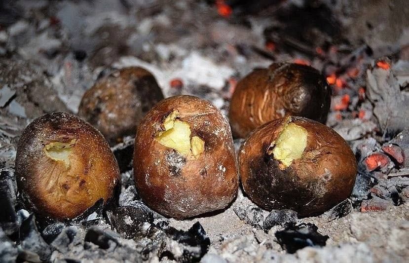 Жареные картофели на углях, внутри может быть масло/сливочное