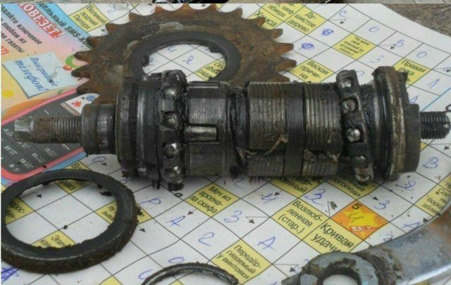 Механическая деталь с ржавчиной и крепежом на схеме/календаре