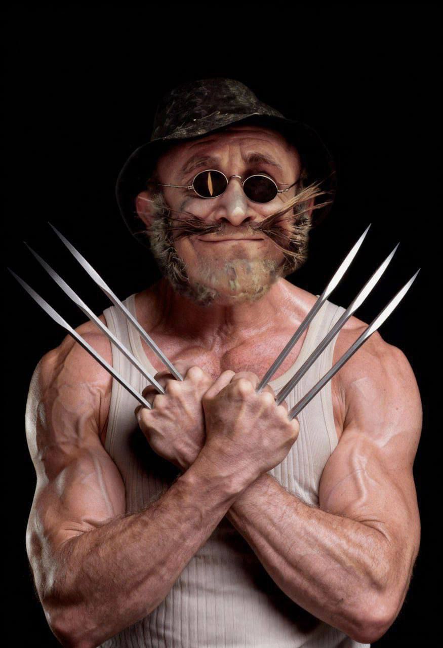 Мускулистый мужчина в шляпе с когтями, позирующий перед камерой.