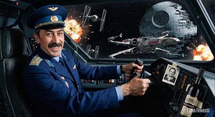 Пилот в кабине самолета/космического корабля на фоне эпичного космического боя и Звезды смерти.