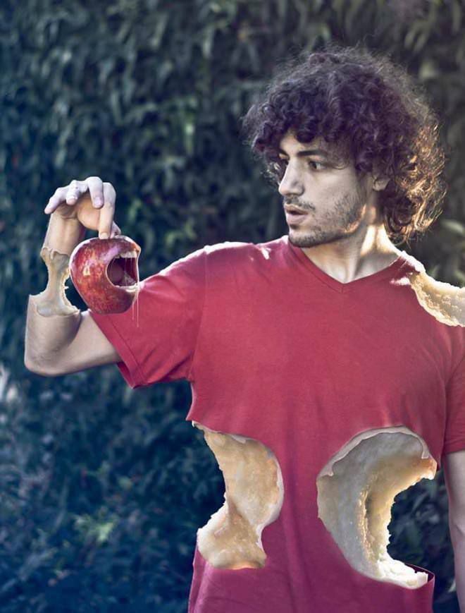 Мужчина в красной футболке с большими дырами в ткани