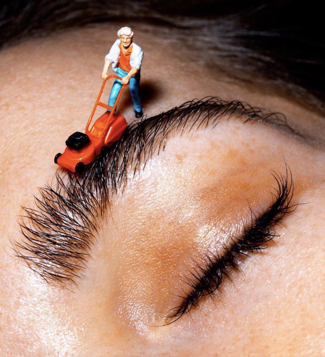 Микро-figurка садится за миниатюрную косилку на брови, создавая забавную сценку.